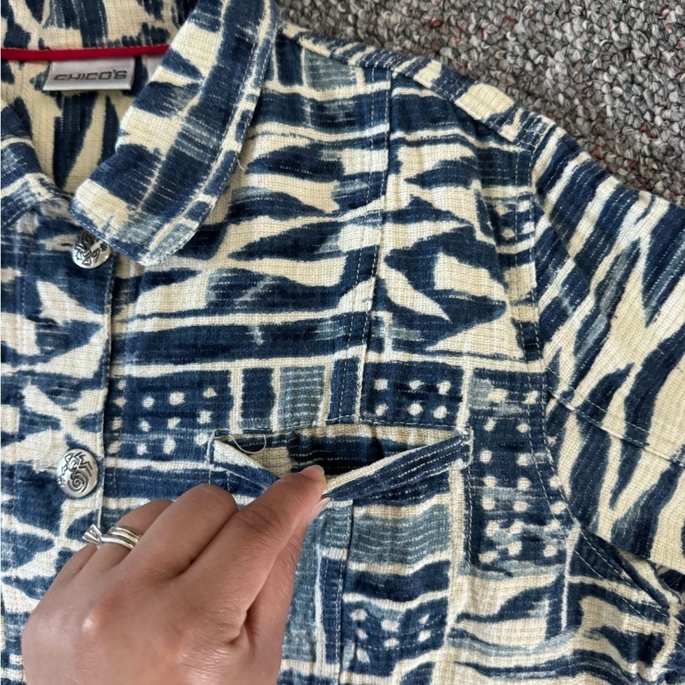Chico's Cabazon Ddornment Indigo Blue and Cream Abstract Jacket Size 2 Baggy Wmn - Picture 8 of 9